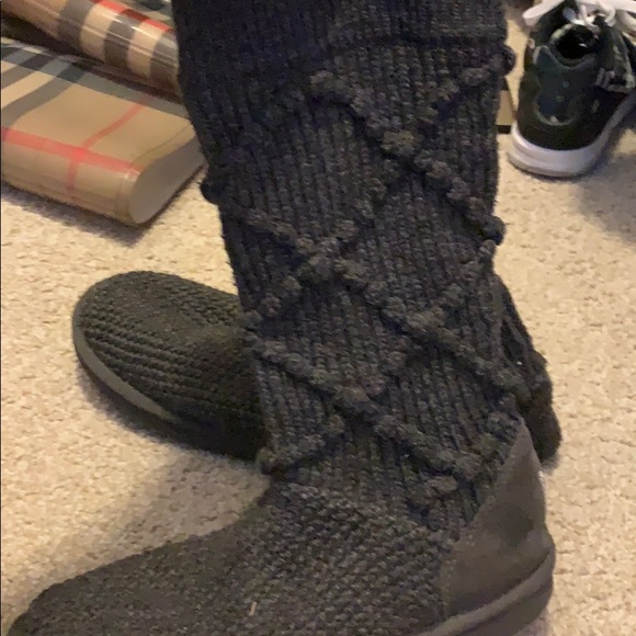 Knit gray Ugg’s - Picture 2 of 3